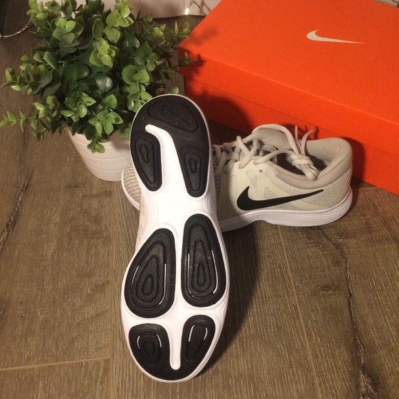 NWT Nike Revolution 4 - Picture 7 of 8